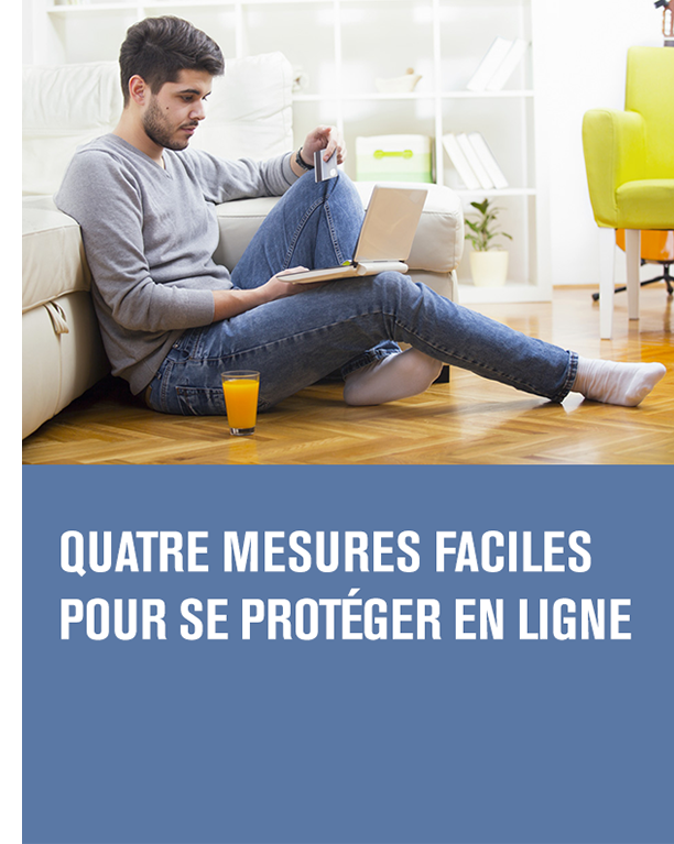 Un homme assis par terre tenant un ordinateur portatif sur les genoux et une carte de crédit à la main. Titre de l’article – Quatre mesures faciles pour se protéger en ligne.